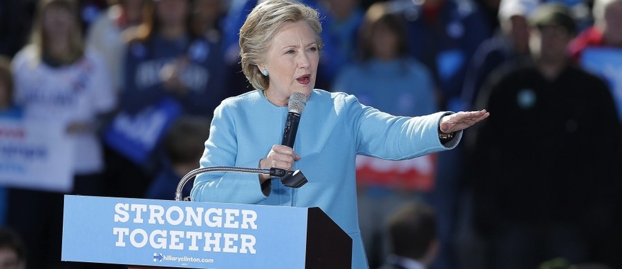Kandydatka Demokratów na prezydenta USA Hillary Clinton zapewniała na Florydzie, że choć prowadzi w sondażach, to "niczego nie bierze za pewnik". Tymczasem portal WikiLeaks ujawnił we wtorek kulisy zmagania się jej sztabu ze skandalem wokół skrzynki mailowej.