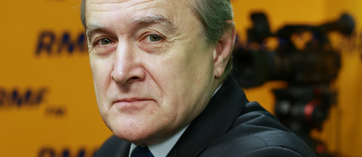 "W radach nadzorczych spółek Skarbu Państwa muszą być ludzie zaufani polityków, którzy odpowiadają za te spółki" - powiedział w Porannej rozmowie w RMF FM Piotr Gliński. Minister kultury odniósł się w ten sposób do osoby Bartłomieja Misiewicza - rzecznika ministra obrony narodowej, którego wykształceniem media zainteresowały się po tym, jak został członkiem rady nadzorczej Polskiej Grupy Zbrojeniowej. Misiewicz nie ukończył bowiem kursu uprawniającego do zasiadania w takiej radzie. Piotr Gliński komentując sytuację wokół byłego rzecznika MON dodał: "Nie przesadzajmy. To nie był kuzyn pana ministra, to nie był człowiek, który był przypadkowy i wzięty za zasługi, fryzjer z rogu. To nie chodziło o to, aby on tam zarobił, tylko żeby był przedstawicielem ministra, który odpowiada za tę spółkę". Wicepremier przyznał, że Misiewicz powinien mieć odpowiednie uprawnienia. Dodał także, że w spółkach Skarbu Państwa nie ma kolesiostwa. "Jeżeli były takie przypadki, to one zostały już ukrócone w ciągu pierwszego roku. Nasi przeciwnicy przez osiem lat bawili się w takie rzeczy".