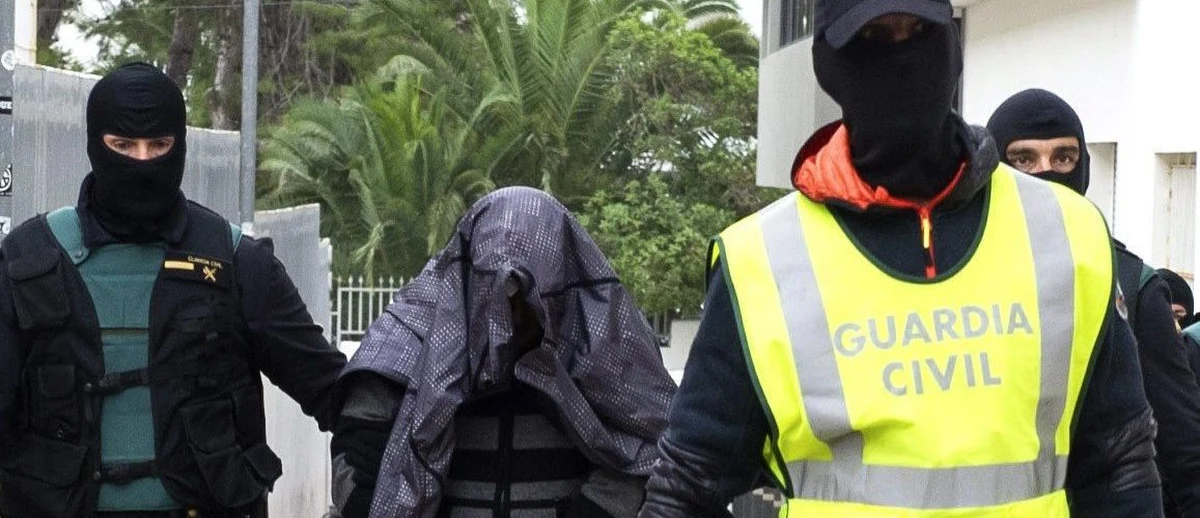 Hiszpańska policja aresztowała Marokańczyka pod zarzutem rozpowszechniania informacji propagandowych Państwa Islamskiego oraz próbę rekrutowania bojowników - poinformowało w środę ministerstwo spraw wewnętrznych.