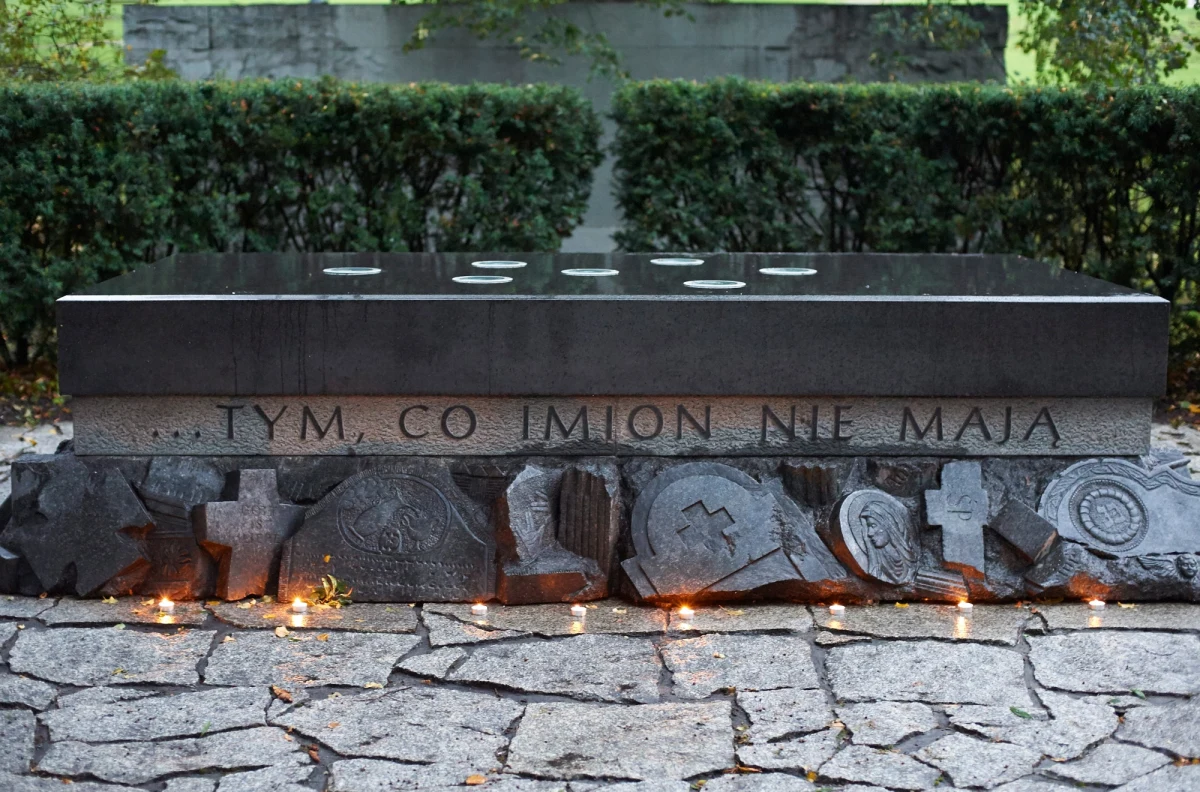 W Gdańsku już od 29 października obowiązywać będą zmiany w ruchu przed dniem Wszystkich Świętych. Od godziny 9 m.in. udostępnione zostaną miejsca do parkowania na pl. Zebrań Ludowych, na al. Armii Krajowej, na ul. Słowackiego (tam ruch jednokierunkowy). Na jezdniach al. Armii Krajowej obowiązywać będzie ograniczenie prędkości do 50 km/h. 