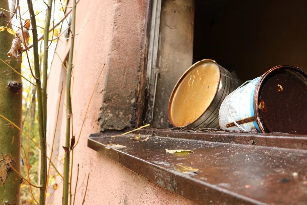 Prokuratura z Włocławka poszukuje właściciela firmy odpowiedzialnej za utworzenie nielegalnego składowiska w Czołówku w Kujawsko-Pomorskiem. Obok kilkuset ton toksycznych odpadów mieszka kilkadziesiąt osób. Zarzuty w sprawie usłyszały już cztery osoby. To współwłaściciele firmy. 