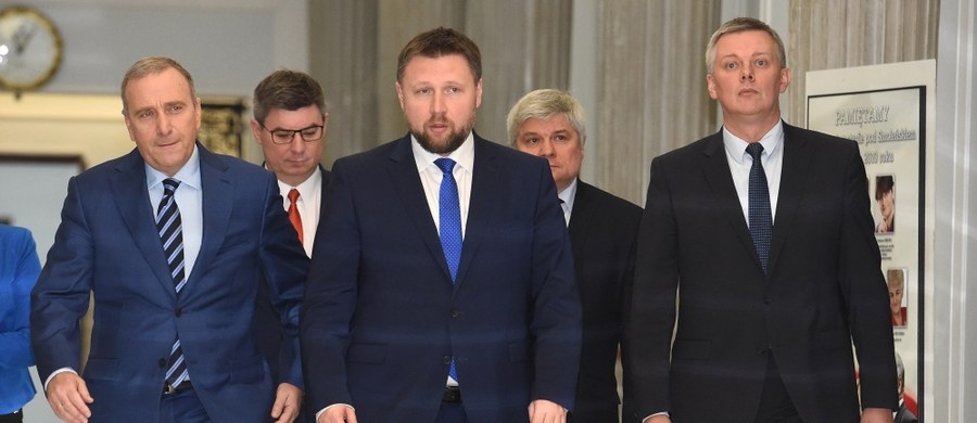 Zespół parlamentarny PO ws. katastrofy smoleńskiej ma odkłamywać fałszywą narrację, która była prowadzona w Polsce od lat przez zespół Antoniego Macierewicza i jest kontynuowana dzisiaj - powiedział w środę przewodniczący PO Grzegorz Schetyna.