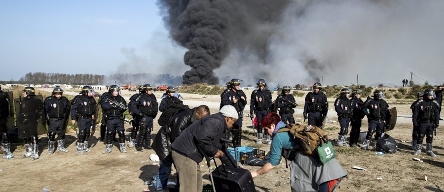 Wszyscy migranci opuścili w środę, dzień wcześniej, niż planowano, nazywane "dżunglą" obozowisko w Calais na północy Francji - poinformowała prefekt Pas-de-Calais Fabienne Buccio, cytowana przez francuską stację BFMTV. Likwidacja obozowiska miała trwać około tygodnia, ale została przyspieszona, bo - jak sugerują media - władze obawiały się wybuchu zamieszek. 