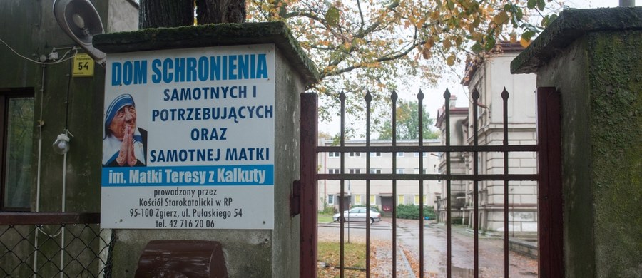 Prowadzący Dom Schronienia w Zgierzu koło Łodzi Marek N. nie przyznał się do zarzutów znęcania się nad 19 podopiecznymi i narażenia pięciorga z nich na bezpośrednie niebezpieczeństwo utraty życia bądź ciężkiego uszczerbku na zdrowiu, które postawiła mu łódzka prokuratura. 