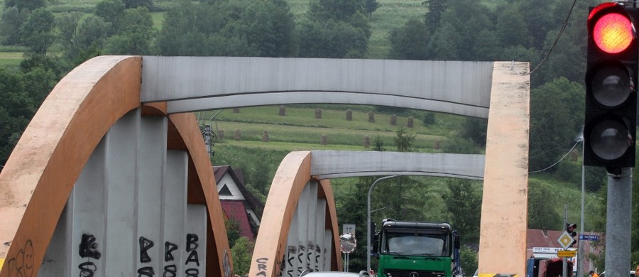 Prace przy budowie nowego mostu w Białym Dunajcu na zakopiance mogą ruszyć już za kilka miesięcy - zapewniają przedstawiciele Generalnej Dyrekcji Dróg Krajowych i Autostrad. Pod warunkiem jednak, że mieszkańcy nie będą składać kolejnych odwołań i protestów. 