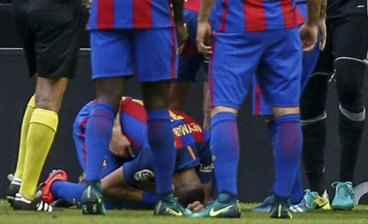 Hiszpańska Federacja Piłkarska (RFEF) nałożyła na Valencię grzywnę w wysokości 1,5 tysiąca euro w związku z zachowaniem kibica klubu, który w końcówce sobotniego meczu z Barceloną w Walencji rzucił plastikową butelką z wodą w Neymara, cieszącego się z gola dla swojej drużyny. RFEF skrytykowała jednak również postawę Katalończyków, na co władze Barcelony odpowiedziały w ostrym tonie.