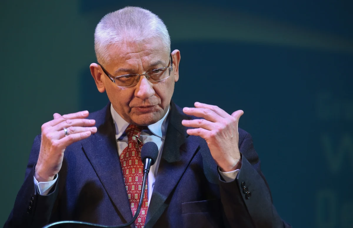 - Nie sądzę, żeby prezes Kaczyński, chciał na tym polu coś ugrać na poparciu Donalda Tuska jako przewodniczącego Rady Europejskiej - mówi w rozmowie z Interią Ludwik Dorn. Z racji szczególnego osobistego stosunku do obecnego przewodniczącego Rady Europejskiej musiałby sobie poderżnąć gardło, żeby wycharczeć: Polska popiera - dodaje były wicepremier w rządzie PiS.