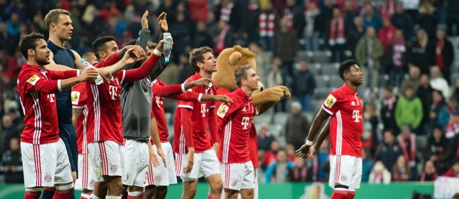 Bayern pokonał w Monachium FC Augsburg 3:1, a Borussia wygrała w Dortmundzie z drugoligowym Union Berlin w rzutach karnych, w 1/16 finału piłkarskiego Pucharu Niemiec. Robert Lewandowski był rezerwowym Bayernu, a Łukasz Piszczek rozegrał w BVB cały mecz.