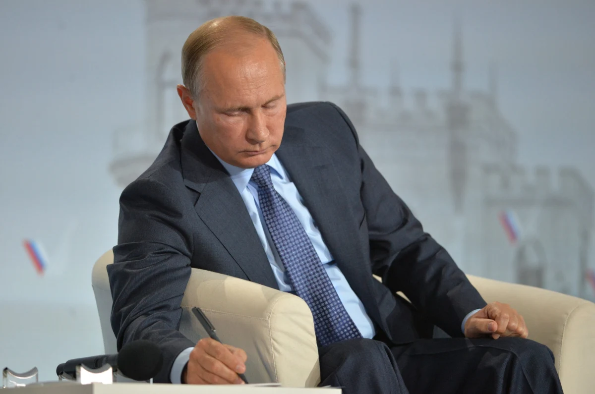 Rosyjski lotniskowiec, który prezydent Władimir Putin wysłał do Syrii, wzmacnia wpływy Rosji na Morzu Śródziemnym; pomysł zatankowania okrętu w hiszpańskiej Ceucie należy traktować jako test na zwartość zachodniego sojuszu - pisze w czwartek "Die Welt".