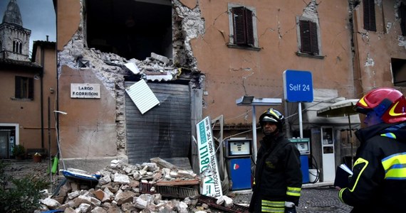Kilkadziesiąt osób z lekkimi obrażeniami, duże zniszczenia w kilku miejscowościach, zawalone budynki i kościoły - to bilans trzęsienia ziemi w środkowych Włoszech. Ziemia wczoraj wieczorem silnie zatrzęsła się trzy razy. W wielu miejscach wybuchła panika. Tysiące Włochów spędziło tę noc pod gołym niebem w obawie przed wstrząsami wtórnymi. Ostrzegają przed nimi sejsmolodzy. Łącznie odnotowano takich wstrząsów około 60. 