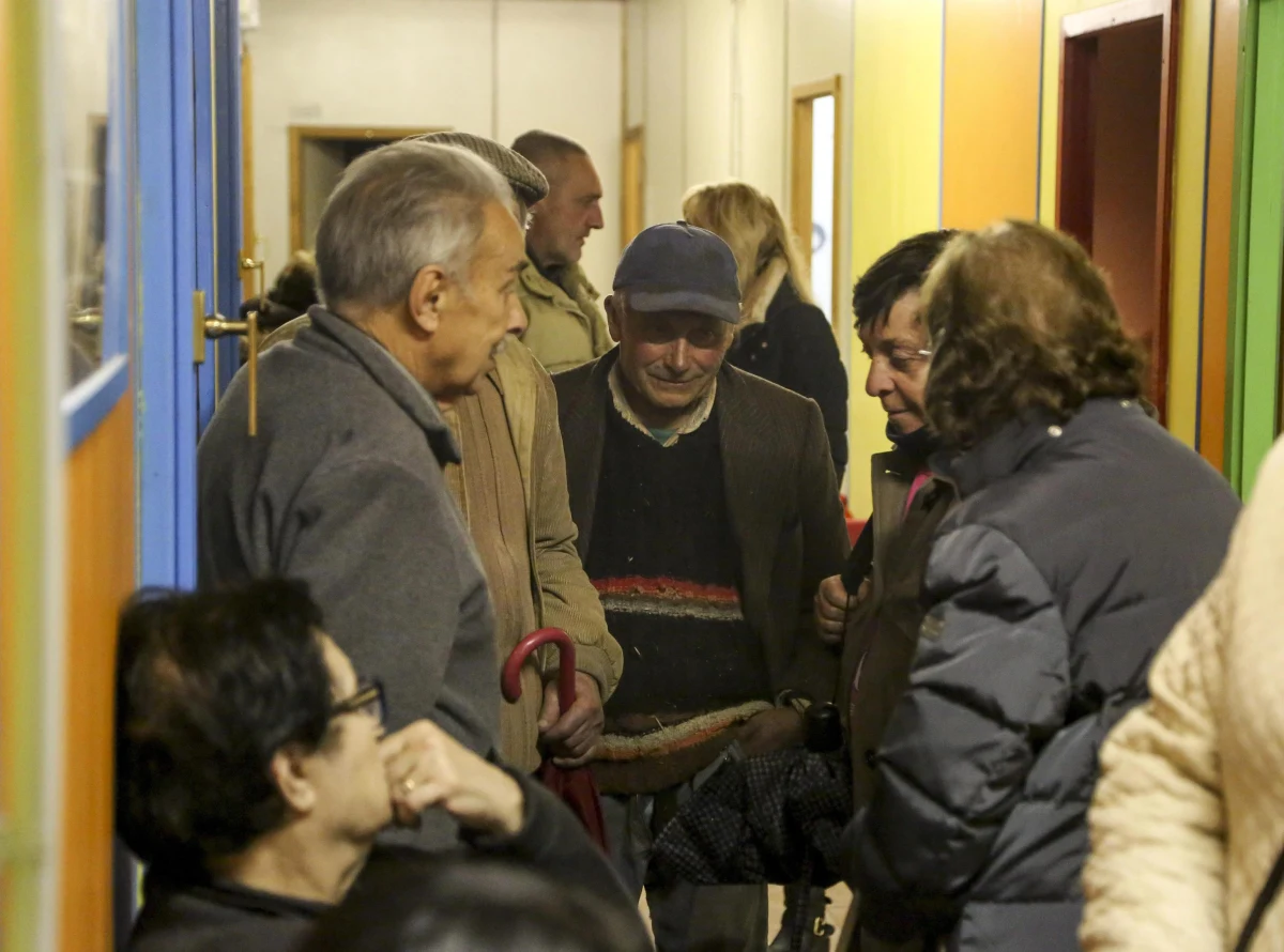 Ok. 2-3 tysięcy osób jest bez dachu nad głową po wczorajszym trzęsieniu ziemi w środkowych Włoszech - podała Obrona Cywilna. "Brak ofiar to cud, biorąc pod uwagę siłę wstrząsów" - ocenił szef MSW Angelino Alfano. Zniszczenia w wielu miasteczkach są duże.