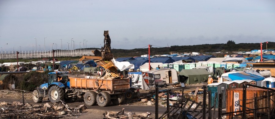 Wielkie prace porządkowe rozpoczęły się w czwartek w zachodniej części obozowiska w Calais, które zostało już niemal całkowicie opuszczone przez mieszkających tam dotychczas migrantów - poinformowała agencja AFP.