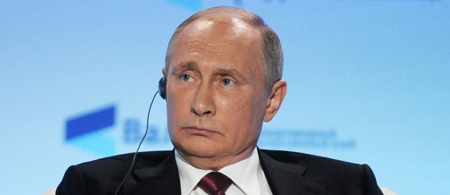 Prezydent Władimir Putin zapewnił, że Rosja nie dąży do dominacji ani konfrontacji. Odrzucił sugestie, jakoby Moskwa próbowała wpłynąć na wynik wyborów w USA i oświadczył, że to media tworzą wrażenie, że faworytem Rosji w wyborach jest Donald Trump. 
