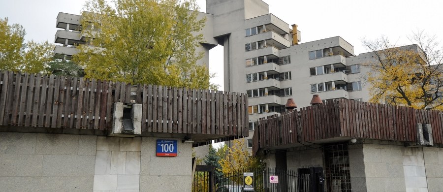 ​Warszawski sąd okręgowy nakazał Federacji Rosyjskiej wydanie stronie polskiej nieruchomości przy ul. Sobieskiego w Warszawie. Wskazał, że Rosjanie nie mają tytułu prawnego do jej posiadania. Wyrok jest nieprawomocny. Sprawa dotyczy budynku przy ulicy Sobieskiego 100. Znajduje się tam m.in. apartamentowiec, który w PRL-u był hotelem i rezydencją dla radzieckich dyplomatów. Na jego teren miały wstęp tylko upoważnione osoby z ZSRR, a potem Federacji Rosyjskiej.