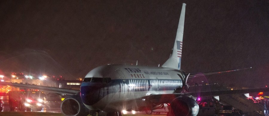 Twarde lądowanie kandydata Republikanów na wiceprezydenta Stanów Zjednoczonych. Samolot, którym Mike Pence wracał do Nowego Jorku wypadł z pasa na lotnisku LaGuardia i ugrzązł w błocie. Maszyna jest uszkodzona. Żadnej z osób na pokładzie nic się nie stało.