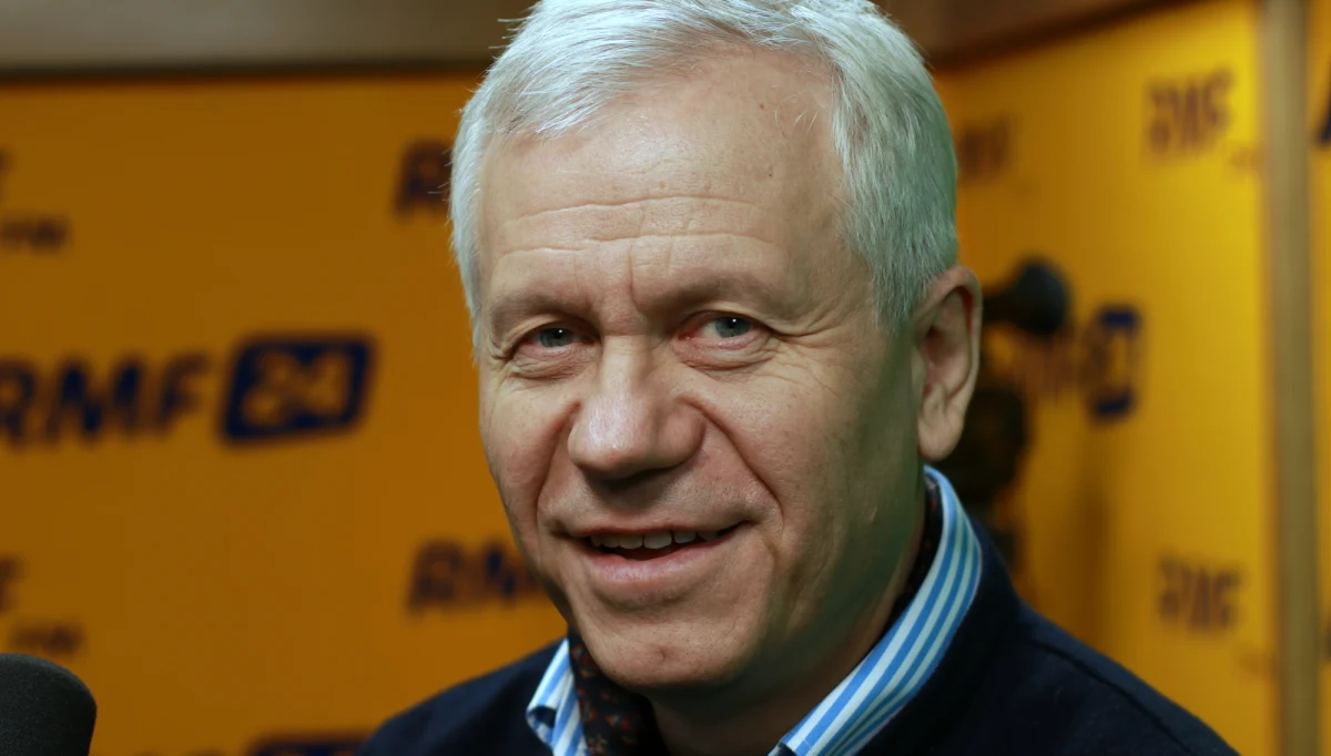 Wszystkie rodziny, które zwracają się o nieekshumowanie członków swoich rodzin, powinny być uszanowane - mówił w Porannej rozmowie w RMF FM Marek Jurek, poseł do Parlamentu Europejskiego. W ten sposób polityk skomentował apel części rodzin ofiar katastrofy smoleńskiej, które domagają się, aby nie ekshumować ciał w ramach prowadzonego śledztwa. Europoseł dodał jednak, że "doskonale rozumie działania prokuratury" oraz że "one są uzasadnione". "Po tym, co widzieliśmy w Moskwie - te dyspozycje: zamknąć trumny jak najwcześniej, nie otwierać więcej, wiele ciał mylonych itd. - wyraźnie Rosjanie zachowywali się tak, jakby mieli coś do ukrycia" - tłumaczył Jurek. Zaznaczył jednak, że według niego jeśli „połowa trumien zostanie otwarta, to prokuratura uzyska dostateczną wiedzę". "Pamiętajmy o tym, czym są prawa jednostki i prawa każdej rodziny, czy najświętsze prawa natury ludzkiej jakim jest szacunek dla zmarłych. Jeśli ktoś prosi o to, żeby trumien nie otwierać, to się nie otwiera" - mówił polityk.