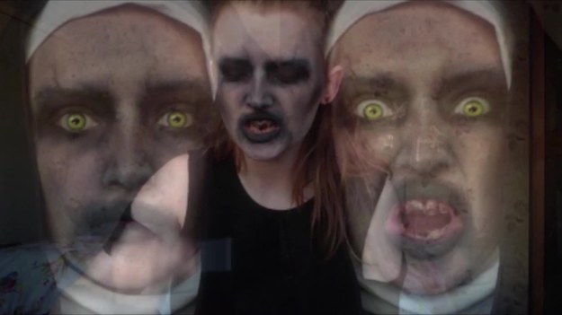 16-letnia Alisha Pollard spokojnie mogłaby zagrać w horrorze "Obecność". Zobaczcie, co potrafi zrobić ze swoją twarzą w zaledwie 20 minut.