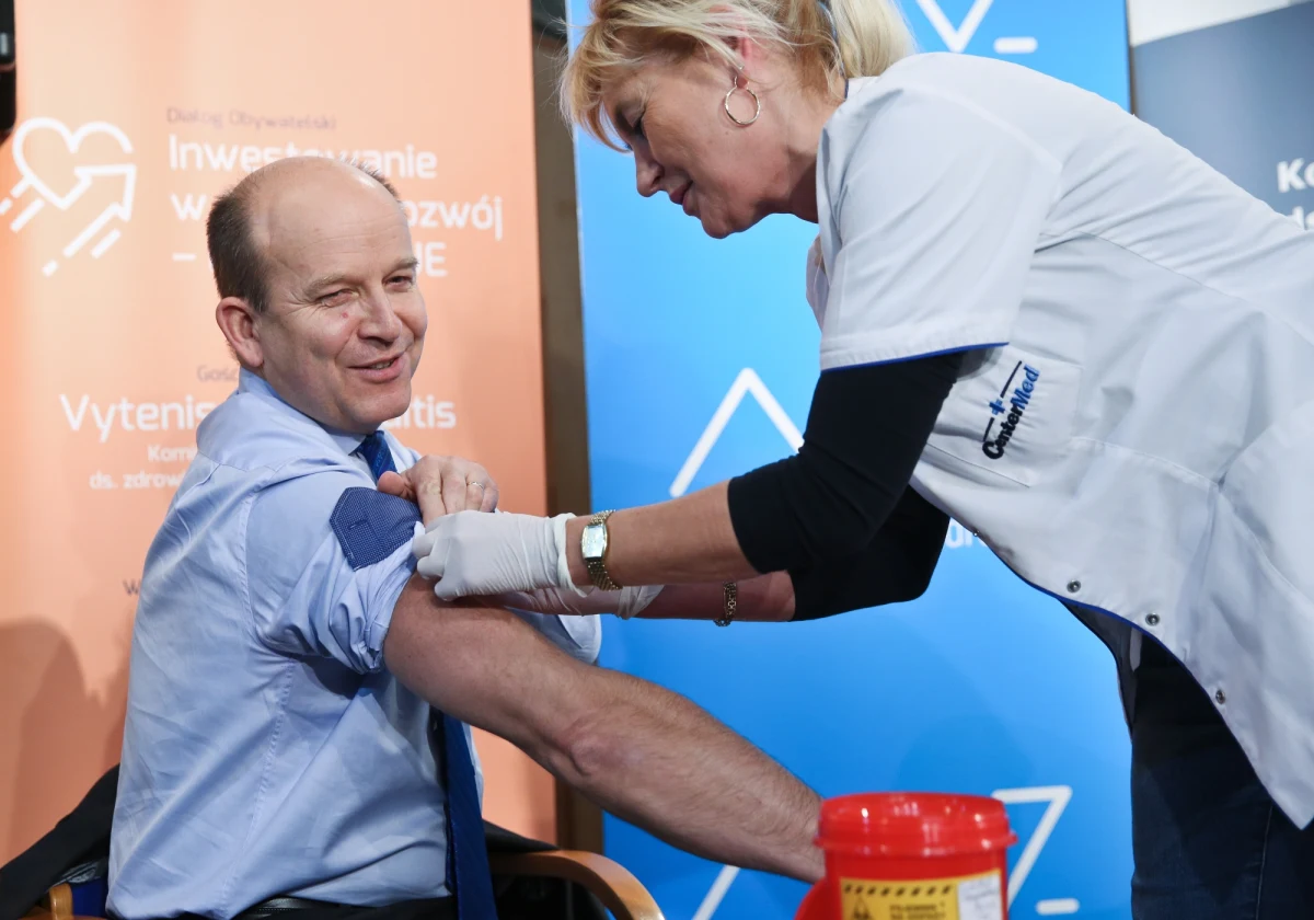 Szczepionki jak leki na liście refundacyjnej? Nad takim rozwiązaniem pracuje Ministerstwo Zdrowia - obiecuje szef resortu Konstanty Radziwiłł i mówi, że nie ma powodu, by np. szczepienia przeciwko grypie nie były refundowane. Potrzebne są tylko pieniądze, których minister nie ma. 