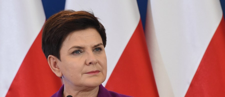 Program wsparcia dla rodzin "Za życiem" staje się faktem - ogłosiła premier Beata Szydło. Poinformowała, że pierwszy projekt ustawy dotyczący programu wsparcia dla kobiet w tzw. trudnej ciąży jest gotowy i w przyszłym tygodniu trafi pod obrady rządu.