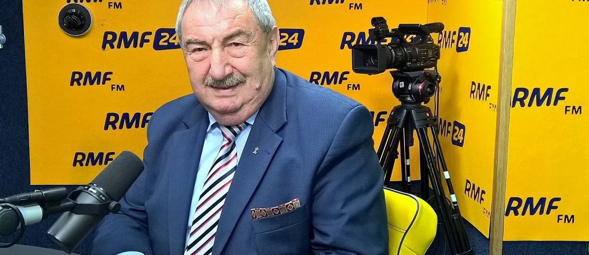 "Ewa Kopacz w Moskwie wobec 300 bliskim ofiarom osób powiedziała, że polscy lekarze i prokuratorzy uczestniczyli w sekcjach po katastrofie smoleńskiej. Uwierzyliśmy, bo my wierzyliśmy, że nasi ministrowie pojechali tam, by przypilnować polskich interesów" - powiedział w Popołudniowej rozmowie w RMF FM Andrzej Melak. Brat tragicznie zmarłego przewodniczącego Komitetu Katyńskiego dodał również, że to nieprawda, że ci, którzy stracili bliskich w katastrofie uczestniczyli przy wkładaniu ciał do trumien. "Obowiązkiem po przywiezieniu naszych bliskich było powtórne obejrzenie zwłok. Nie dokonano tego. Zgotowano nam dodatkowe przeżycie po 6 latach" - stwierdził w rozmowie z Marcinem Zaborskim Andrzej Melak, który podkreślił również, że rozumie rodziny, które nie chcą ponownej ekshumacji. "Sam cierpię i sam się denerwuję, ale wymogi śledztwa są tu bezapelacyjnie ważniejsze niż protesty rodzin" - dodał. "Czemu tych głosów nie było wtedy, kiedy miały być? Powinny być w kwietniu 2010 roku. Wtedy zostaliśmy okłamani przez pana premiera, przez osoby, które były w Moskwie" - powiedział Melak.