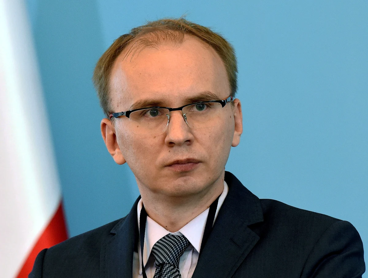 Premier Beata Szydło odwołała Radosława Domagalskiego-Łabędzkiego z funkcji wiceministra rozwoju, a Rada Nadzorcza KGHM powołała go na prezesa miedziowej spółki - poinformował rzecznik rządu Rafał Bochenek.