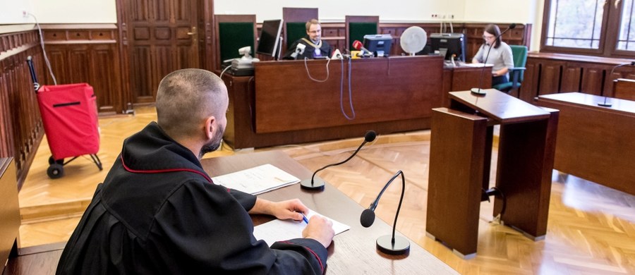 Na kary 4,5 roku i 4 lata więzienia skazał wrocławski sąd trzech mężczyzn za napaść na policjantów w trakcie zamieszek pod komisariatem we Wrocławiu. Do ataku doszło podczas protestu po śmierci młodego mężczyzny.