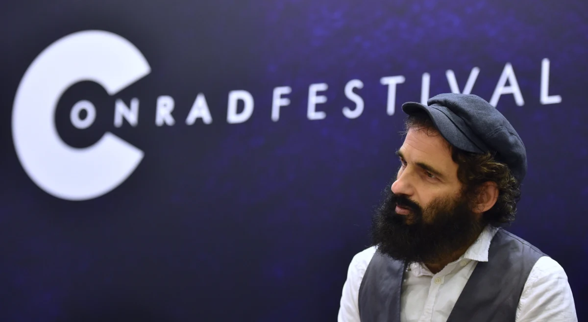 Polska była pierwszym krajem zagranicznym, jaki w swoim życiu odwiedził Geza Rohrig, odtwórca głównej roli w uhonorowanym Oscarem filmie „Syn Szawła”. „Z Polski wróciłem jako inny człowiek” – mówił poeta i aktor, który jest gościem Festiwalu Conrada w Krakowie.