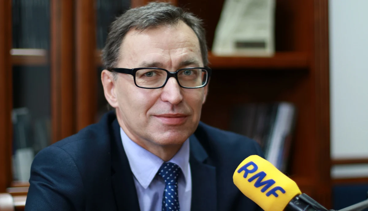 "Biegli deklarowali, że w okolicach 15 listopada poznamy efekty ich pracy i wtedy myślę, że będzie okazja, żeby wrócić do dyskusji" - mówił o pracy ekspertów grafologów analizujących zawartość tzw. szafy Kiszczaka, czyli dokumentów dotyczących Lecha Wałęsy, gość Krzysztofa Ziemca w RMF FM Jarosław Szarek. Prezes Instytutu Pamięci Narodowej stwierdził, że "ta sprawa jest w tym momencie w rękach biegłych, poza jego instytucją". Ocenił też stworzony klika lat temu Panteon Narodowy. "Myślę, nie wpisuje się w tę polską tradycję upamiętnienia zmarłych. Myślę, że bardziej wymowniejszy nawet w tym miejscu by był brzozowy krzyż" - uznał. Ogłosił również koniec prac ekshumacyjnych na Cmentarzu Powązkowskim. "Na wiosnę kończymy prace na "Łączce" i mamy nadzieję, że ci bohaterowie, na których cały czas czekamy, zostaną do tego momentu odnalezieni" - zadeklarował szef IPN. 