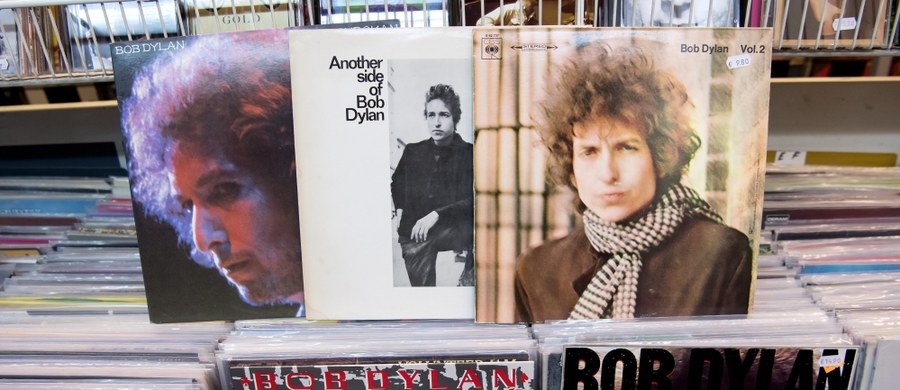 Bob Dylan w piątek przerwał milczenie i powiadomił sekretarz Akademii Szwedzkiej Sarę Danius, że przyjmuje przyznaną mu literacką nagrodę Nobla – czytamy na stronie internetowej Fundacja Nobla. Artysta zamierza też uczestniczyć w ceremonii wręczenia nagrody.
