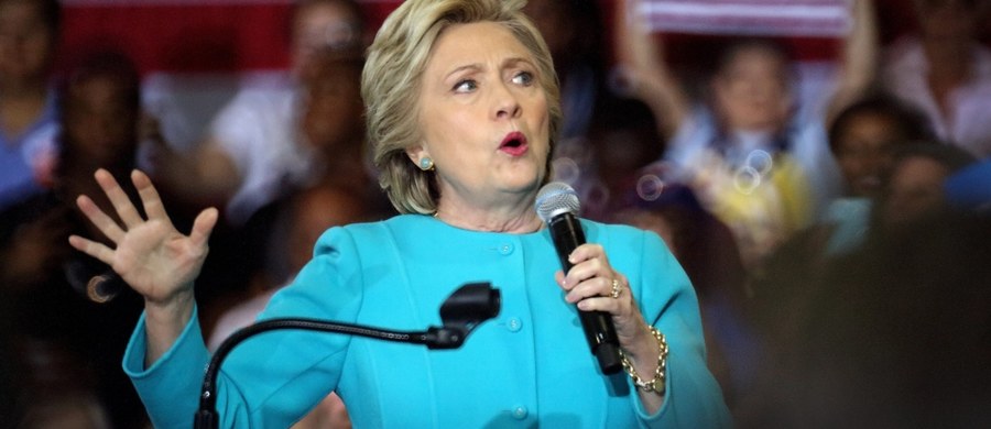 Kandydatka Demokratów w wyborach prezydenckich Hillary Clinton wezwała dyrektora FBI Jamesa Comey'a, by ujawnił więcej informacji o nowych mailach, które skłoniły go do wznowienia śledztwa ws. prywatnego serwera mailowego Clinton, gdy była sekretarzem stanu. Jak zwraca uwagę korespondent RMF FM w Waszyngtonie, sprawa ponownego wszczęcia dochodzenia w sprawie maili Clinton wywróci kampanię za Oceanem do góry nogami.