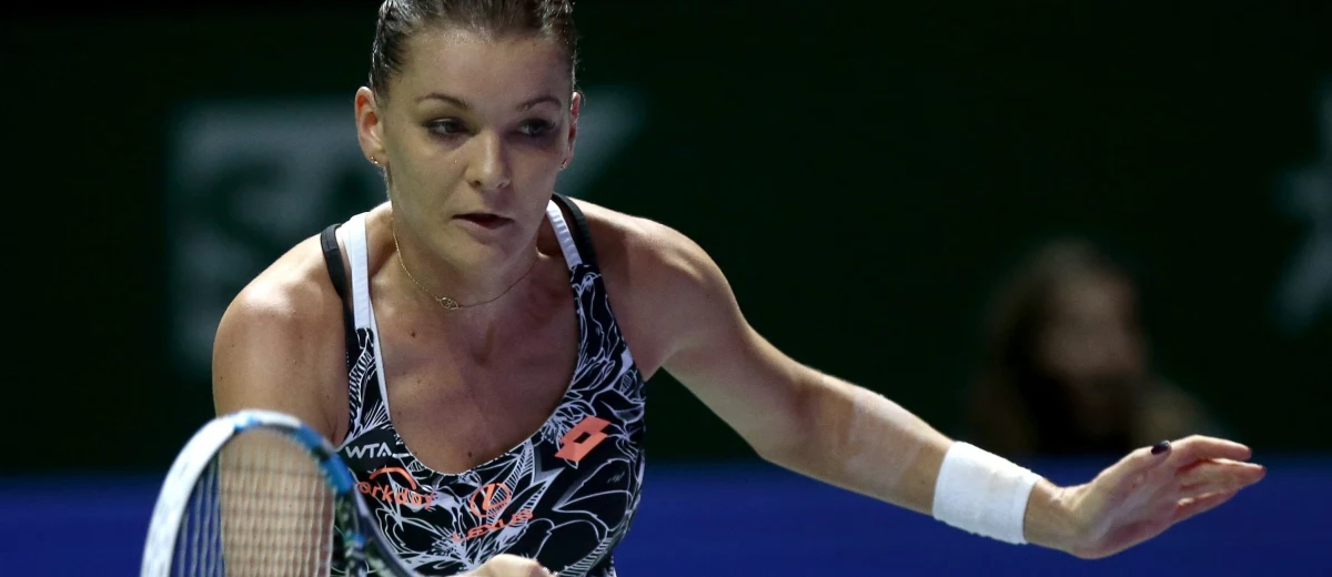 Broniąca tytułu Agnieszka Radwańska przegrała w Singapurze z Niemką polskiego pochodzenia Angelique Kerber 2:6, 1:6 w półfinale turnieju WTA Finals. Liderka rankingu tenisistek o triumf w kończącej sezon imprezie masters zagra ze Słowaczką Dominiką Cibulkovą.