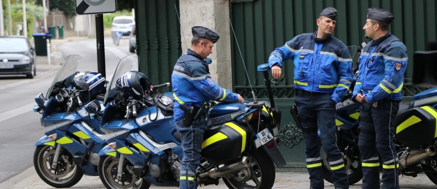 Francuski rząd zdelegalizował dużą islamską organizację o nazwie Sanabil. Jej członkowie - pod przykrywką dzialalności charytatywnej - pomagali uwięzionym we Francji terrorystom. Chodziło przede wszystkim o pomoc w kontakcie z liderami Państwa Islamskiego w Syrii i Iraku.