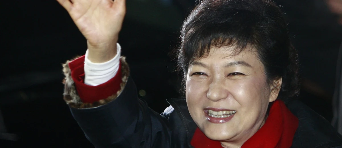 Prezydent Korei Południowej Park Geun Hie poleciła w sobotę zwolnienie całej ekipy swych osobistych doradców. Przyczyną jest wykrycie skandalu korupcyjnego i handlu wpływami. Afera wywołała w południowokoreańskiej opinii publicznej duże poruszenie.