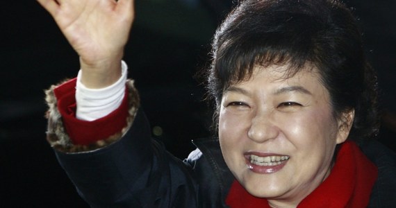 Prezydent Korei Południowej Park Geun Hie poleciła w sobotę zwolnienie całej ekipy swych osobistych doradców. Przyczyną jest wykrycie skandalu korupcyjnego i handlu wpływami. Afera wywołała w południowokoreańskiej opinii publicznej duże poruszenie.