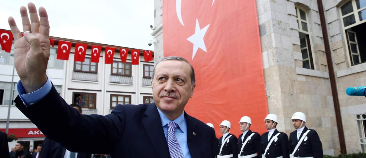 Turecki prezydent Recep Tayyip Erdogan oświadczył w sobotę, że projekt przywrócenia kary śmierci zostanie przedłożony w parlamencie. Nie sprecyzował jednak kiedy. Erdogan dodał, że krytyczne wypowiedzi Zachodu w tej sprawie "nie mają znaczenia".