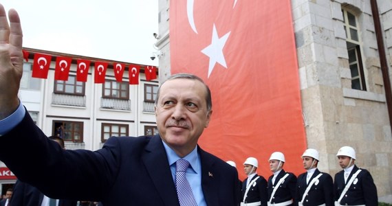 Turecki prezydent Recep Tayyip Erdogan oświadczył w sobotę, że projekt przywrócenia kary śmierci zostanie przedłożony w parlamencie. Nie sprecyzował jednak kiedy. Erdogan dodał, że krytyczne wypowiedzi Zachodu w tej sprawie "nie mają znaczenia".