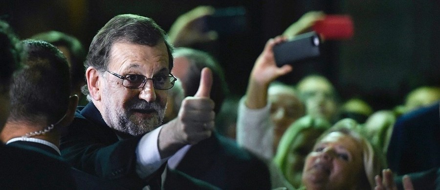 ​Hiszpański Kongres wybrał w sobotę Mariano Rajoya, lidera centroprawicowej Partii Ludowej, na szefa rządu. Wynik głosowania kładzie kres trwającemu 10 miesięcy okresowi tymczasowości, podczas którego Rajoy był jedynie "urzędującym premierem".