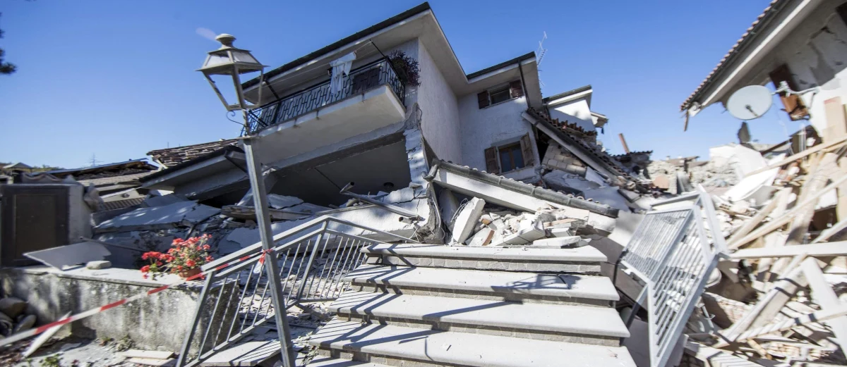 Poranne niedzielne trzęsienie ziemi nie spowodowało ofiar śmiertelnych, choć nadal to sprawdzamy - potwierdził premier Włoch Matteo Renzi. Jak podała Obrona Cywilna, rannych jest około 20 osób. Do silnych wstrząsów doszło po godz. 7 w środkowej części kraju. Najsilniejszy wstrząs miały siłę 6,5 stopnia w skali Richtera. Po nim nastąpiło 50 wstrząsów wtórnych - poinformował amerykański urząd geologiczny USGS. Tylko w regionie Marche dach nad głową straciło około 25 tysięcy osób. Włoskie media informują, że niedzielne trzęsienie ziemi było najsilniejszym, jakie nawiedziło kraj od 1980 roku. Wówczas w Irpinii na południu kraju zginęło prawie 3 tys. osób.