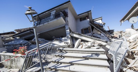 Poranne niedzielne trzęsienie ziemi nie spowodowało ofiar śmiertelnych, choć nadal to sprawdzamy - potwierdził premier Włoch Matteo Renzi. Jak podała Obrona Cywilna, rannych jest około 20 osób. Do silnych wstrząsów doszło po godz. 7 w środkowej części kraju. Najsilniejszy wstrząs miały siłę 6,5 stopnia w skali Richtera. Po nim nastąpiło 50 wstrząsów wtórnych - poinformował amerykański urząd geologiczny USGS. Tylko w regionie Marche dach nad głową straciło około 25 tysięcy osób. Włoskie media informują, że niedzielne trzęsienie ziemi było najsilniejszym, jakie nawiedziło kraj od 1980 roku. Wówczas w Irpinii na południu kraju zginęło prawie 3 tys. osób.