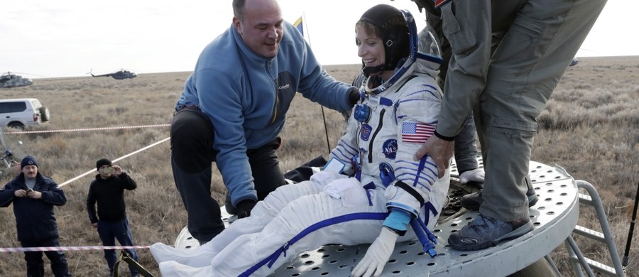 Kapsuła Sojuz z trojgiem członków załogi Międzynarodowej Stacji Kosmicznej (ISS), Amerykanką Kate Rubins, Rosjaninem Anatolijem Iwaniszynem i Japończykiem Takuyą Onishim, wylądowała w Kazachstanie.