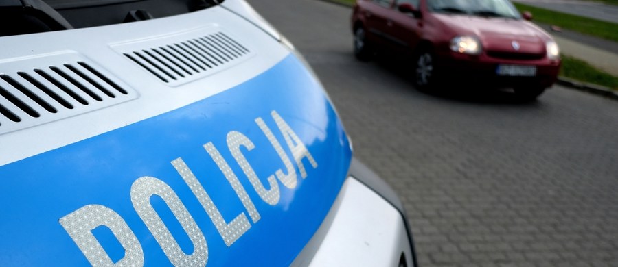 W 272 wypadkach, do których doszło na polskich drogach od piątku, zginęły 23 osoby, a 338 zostało rannych. Policjanci zatrzymali ponad 770 nietrzeźwych kierowców. To niepokojące policyjne statystyki po pierwszej części długiego weekendu.
