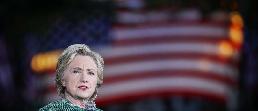 Czołowa działaczka Partii Demokratycznej, Donna Brazile, występująca jako komentatorka w telewizji CNN, przekazywała Hillary Clinton pytania przygotowane do zadania kandydatom w czasie debat telewizyjnych w partyjnych prawyborach. Sprawa wyszła na jaw dzięki mailom opublikowanym przez Wikileaks. 