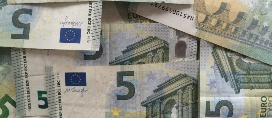 Prawie 12 mln podrobionych euro w banknotach o nominale 500 znaleziono podczas akcji prokuratury i policji na dnie zbiornika retencyjnego w rejonie Płowdiwu w środkowej Bułgarii.