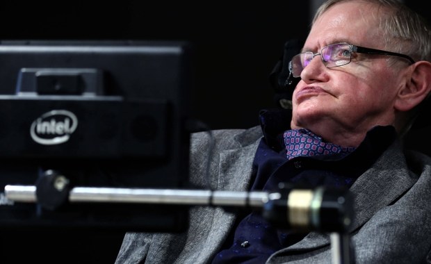 Kiedy Stephen Hawking miał 21 lat, została zdiagnozowana u niego ciężka choroba - stwardnienie zanikowe boczne. To nieuleczalne schorzenie, najpoważniejsze z grupy chorób nerwowo-mięśniowych. Przez chorobę wybitny astrofizyk przez większość życia był przykuty do wózka inwalidzkiego, a ze światem porozumiewał się za pomocą syntezatora mowy. 