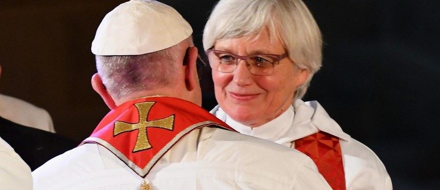 Papież Franciszek wykluczył możliwość wyświęcania kobiet. Jak powiedział, w tej kwestii w mocy pozostają słowa Jana Pawła II.