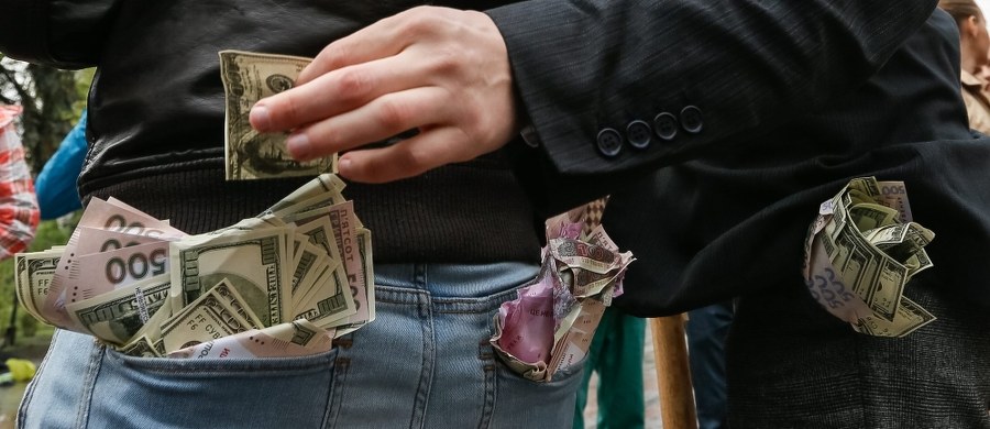 Ukraińskie władze zbadają przypadki polityków i urzędników państwowych, którzy w swoich oświadczeniach majątkowych zgłosili aktywa bankowe w wysokości ponad 100 tys. dolarów. Za wykroczenia grozić będzie kara do 15 lat więzienia.