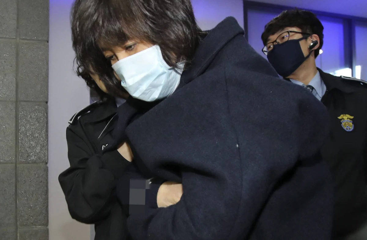 Prezydent Korei Południowej Park Geun Hie dokonała zmian w składzie gabinetu: mianowała nowego premiera, ministra finansów i ministra bezpieczeństwa publicznego. Rekonstrukcje w rządzie to pokłosie wielkiego skandalu politycznego. Wykryto, że bliska znajoma pani prezydent, szamanka Czoi Sun Sil, miała dostęp do poufnych dokumentów państwowych, w tym do wstępnych wersji tekstów jej przemówień.