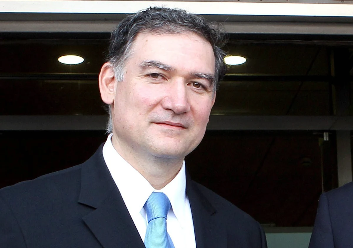 Gdy w Grecji wybuchł kryzys zadłużenia, Andreas Georgiu, który przez 21 lat pracował w Międzynarodowym Funduszu Walutowym w USA, wyjechał do Aten, by naprawić greckie statystyki. Po tym jednak, jak obliczył grecki deficyt, oskarżono go o… działanie na szkodę kraju i wytoczono serię procesów.