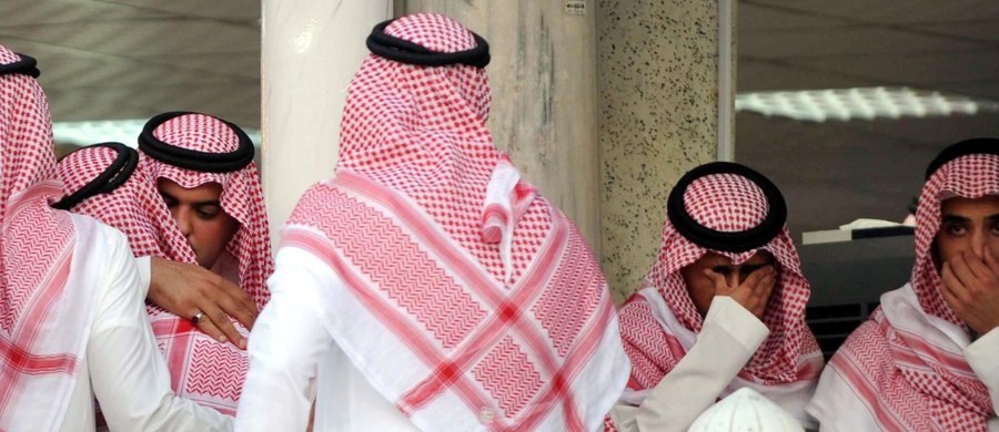 Jeden z książąt z rodu Saudów władającego Arabią Saudyjską został wychłostany i osadzony w więzieniu za złamanie prawa - poinformowała w krótkiej notatce saudyjska gazeta "Okaz". Nie podała żadnych szczegółów.