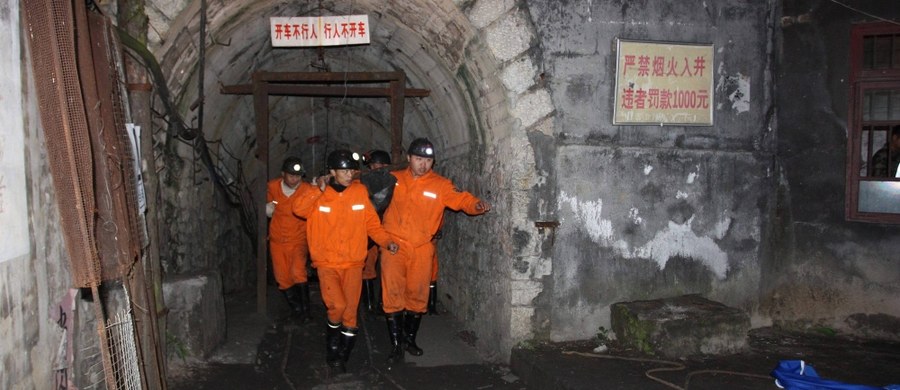 33 górników poniosło śmierć w wybuchu gazu w kopalni węgla w rejonie miasta Czungcing (Chongqing) na południu Chin. Doszło do niego w poniedziałek - poinformowała w środę chińska agencja Xinhua. Tylko dwóch górników przeżyło eksplozję. Od poniedziałku ratownikom udało się wydostać na powierzchnię zwłoki 15 mężczyzn. 